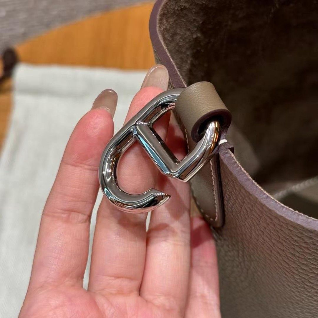 Hermes In the Loop 18 Bag Handmade In Taurillon Clemence Leather Silver Hardware ck18 Etoupe - Image 12