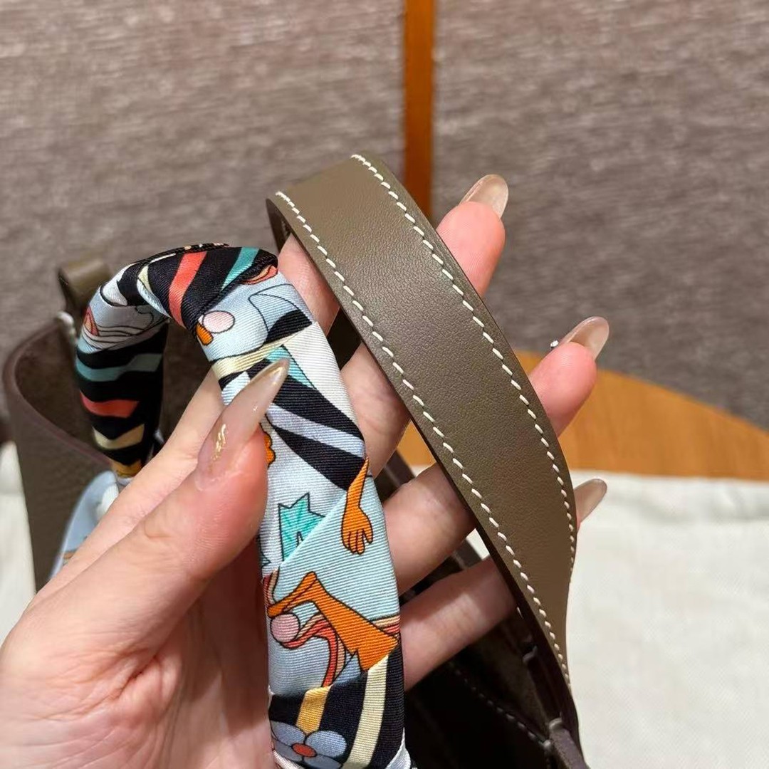 Hermes In the Loop 18 Bag Handmade In Taurillon Clemence Leather Silver Hardware ck18 Etoupe - Image 6