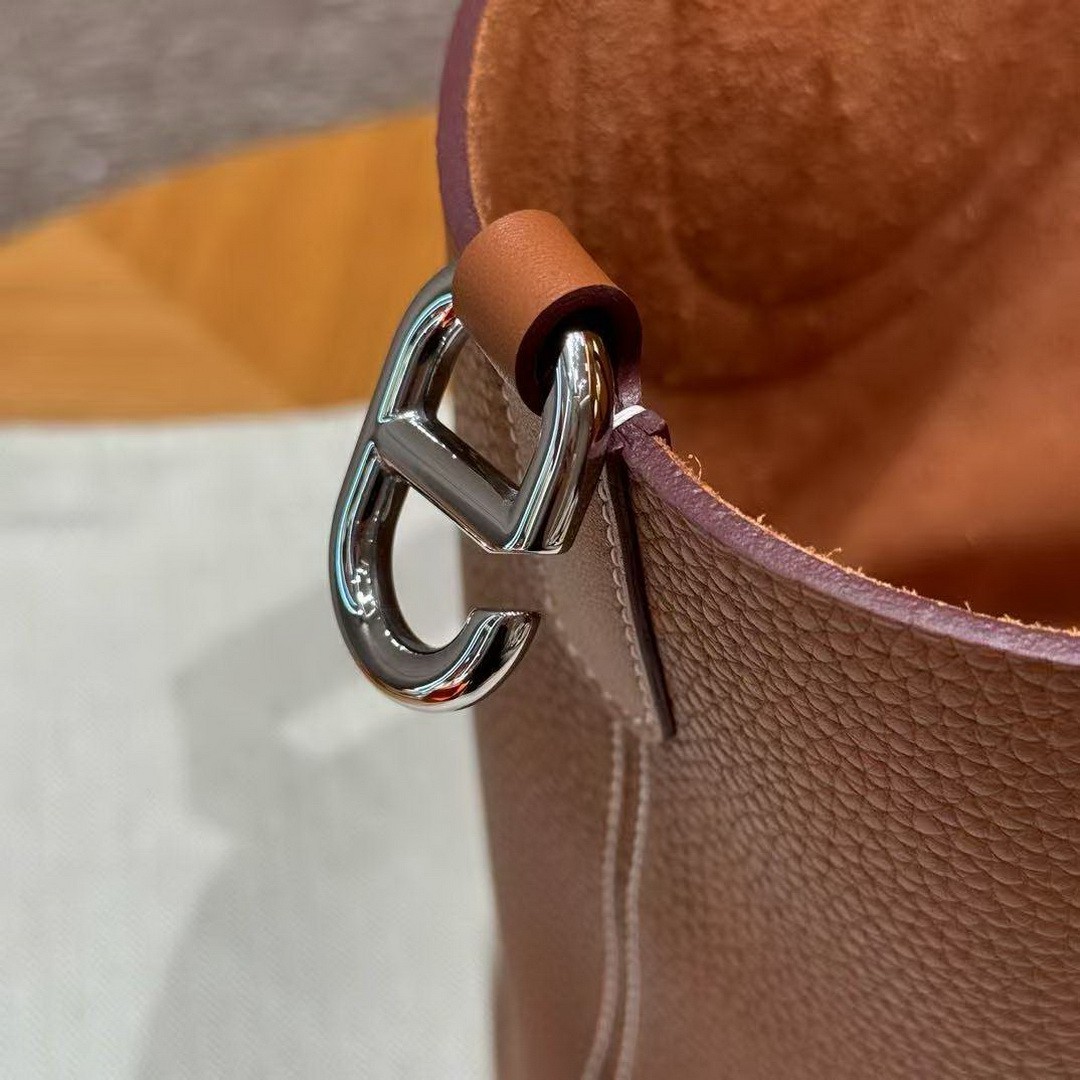 Hermes In the Loop 18 Bag Handmade In Taurillon Clemence Leather Silver Hardware ck37 Gold - Image 5