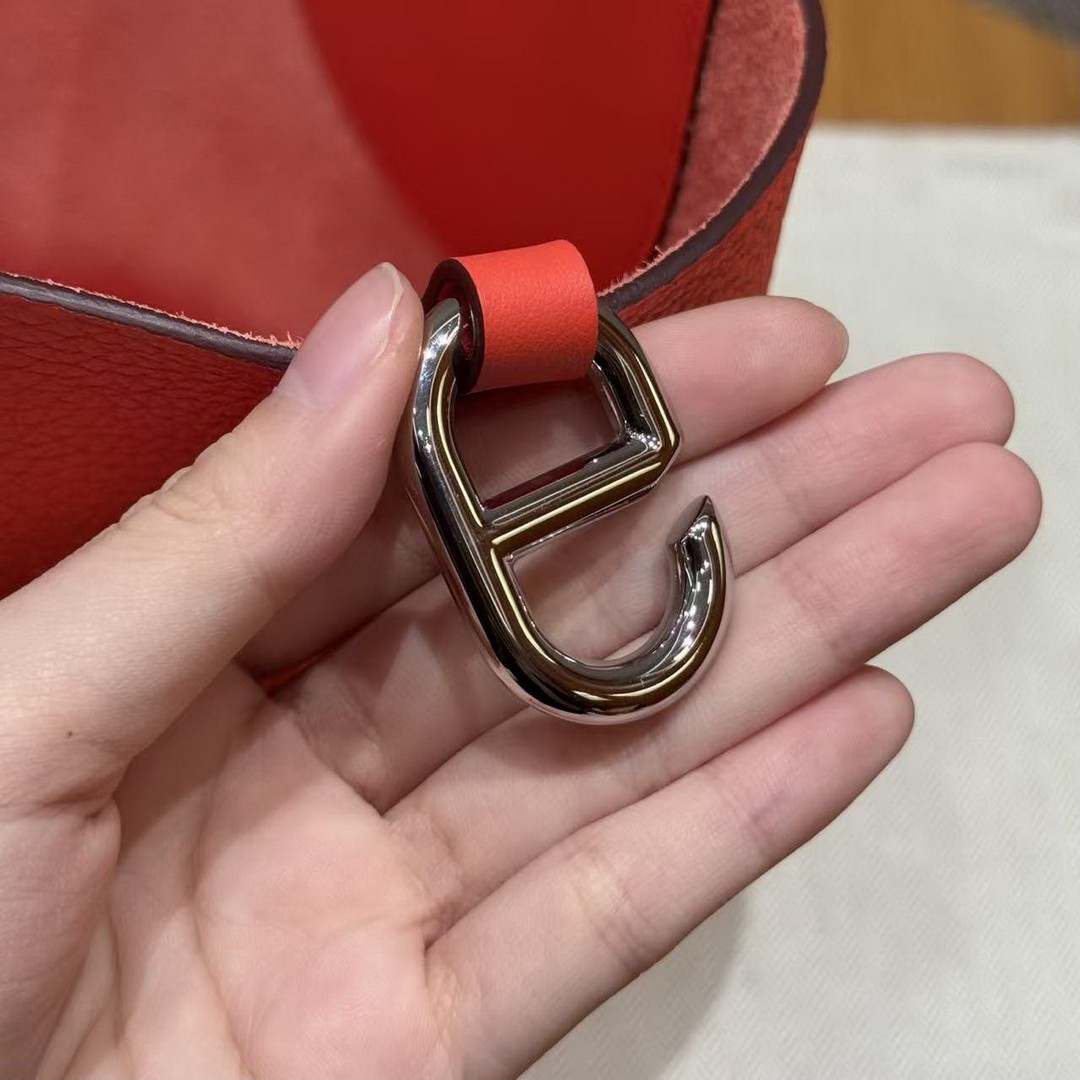 Hermes In the Loop 18 Bag Handmade In Taurillon Clemence Leather Sliver Hardware 0E Rose Texas - Image 5