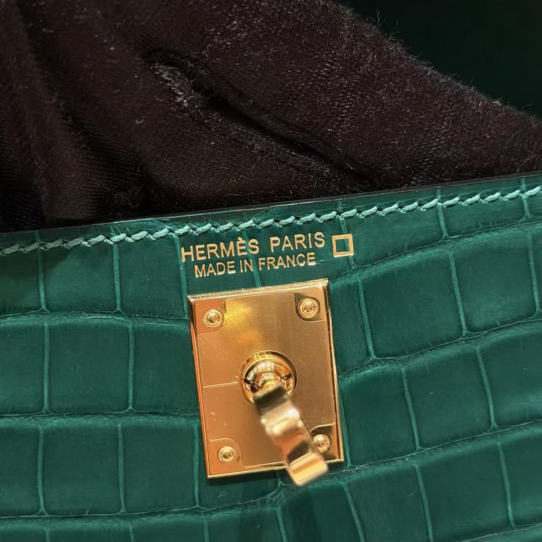 Hermes Kelly Mini 2 19CM Bag Handmade In Bright Faced Alligator Leather from Mississippi Gold Hardware 6Q Vert Emeraude - Image 16