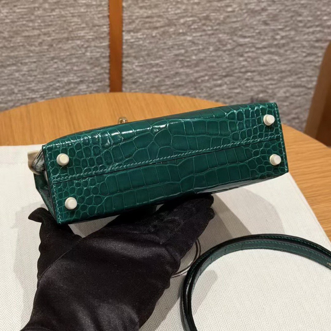 Hermes Kelly Mini 2 19CM Bag Handmade In Bright Faced Alligator Leather from Mississippi Gold Hardware 6Q Vert Emeraude - Image 18
