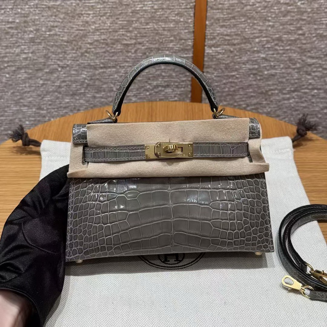 Hermes Kelly Mini 2 19 CM Bag Handmade In Bright faced Alligator Leather from Mississippi Gold Hardware 81 Girs Tourerlle