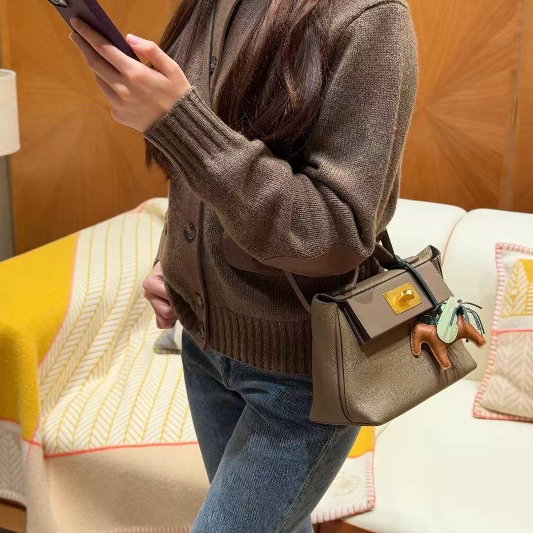 Hermes Kelly 2424 24/24 Bag 21CM Handmade In Evercolor and Swift Calfskin Leather Gold Hardware 18 Etoupe - Image 5