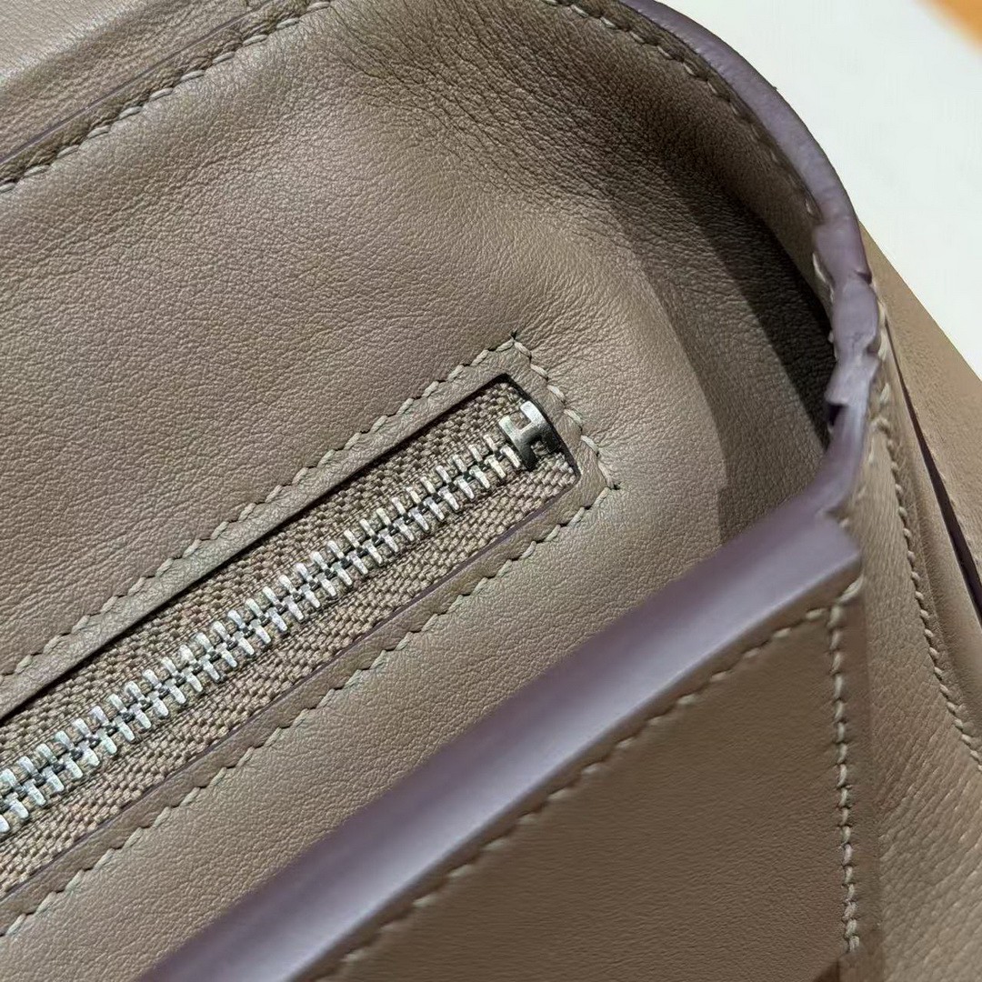 Hermes Kelly 2424 24/24 Bag 21CM Handmade In Evercolor and Swift Calfskin Leather Silver Hardware 18 Etoupe - Image 11