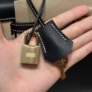 Hermes Kelly 25 Bag Handmade In Epsom Calfskin Leather From France Gold Hardware 89 Noir - Image 5