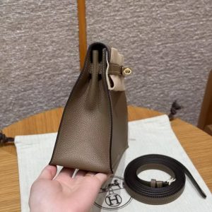 Hermes Kelly Danse 22 Bag Handmade In Evercolor Calfskin Leather Gold Hardware D0 Beige de Weimar - Image 26
