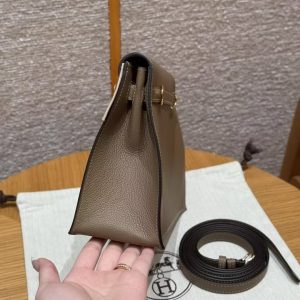 Hermes Kelly Danse 22 Bag Handmade In Evercolor Calfskin Leather Gold Hardware D0 Beige de Weimar - Image 25