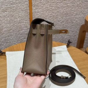 Hermes Kelly Danse 22 Bag Handmade In Evercolor Calfskin Leather Gold Hardware D0 Beige de Weimar - Image 17