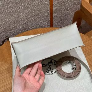Hermes Kelly Danse 22 Bag Handmade In Swift Calfskin Leather Silver Hardware M4 Gris Pale - Image 25