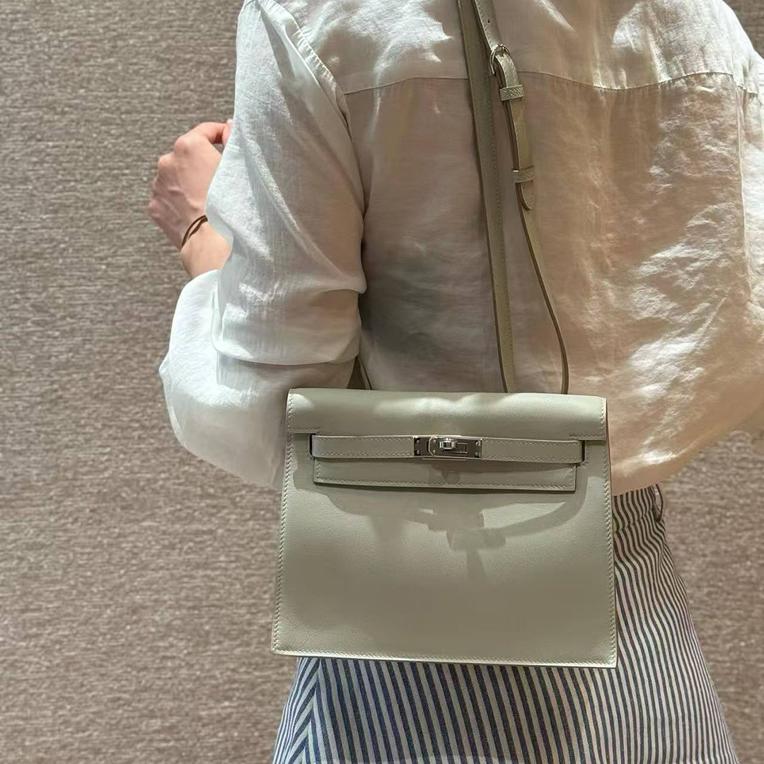 Hermes Kelly Danse 22 Bag Handmade In Swift Calfskin Leather Silver Hardware M4 Gris Pale - Image 5