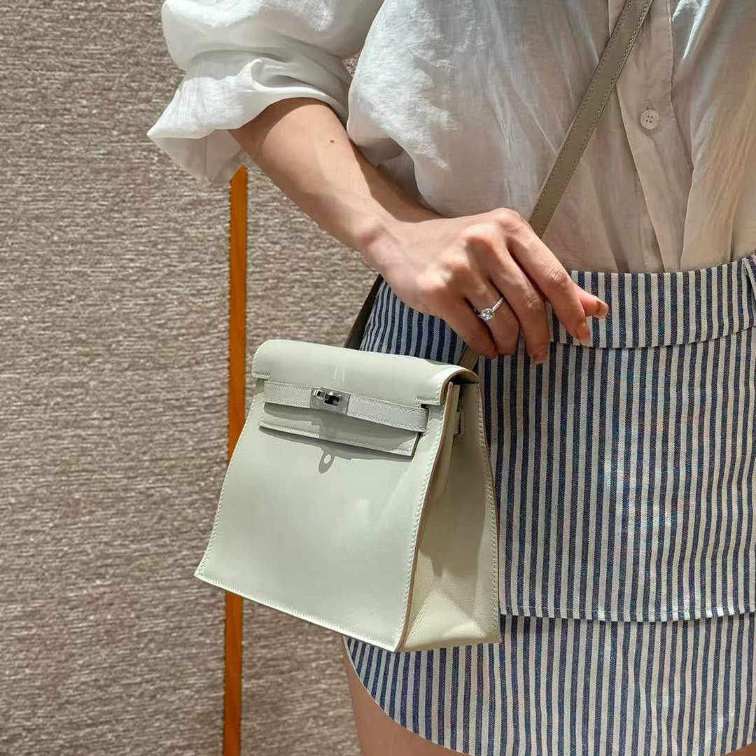 Hermes Kelly Danse 22 Bag Handmade In Swift Calfskin Leather Silver Hardware M4 Gris Pale - Image 4