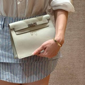 Hermes Kelly Danse 22 Bag Handmade In Swift Calfskin Leather Silver Hardware M4 Gris Pale - Image 3