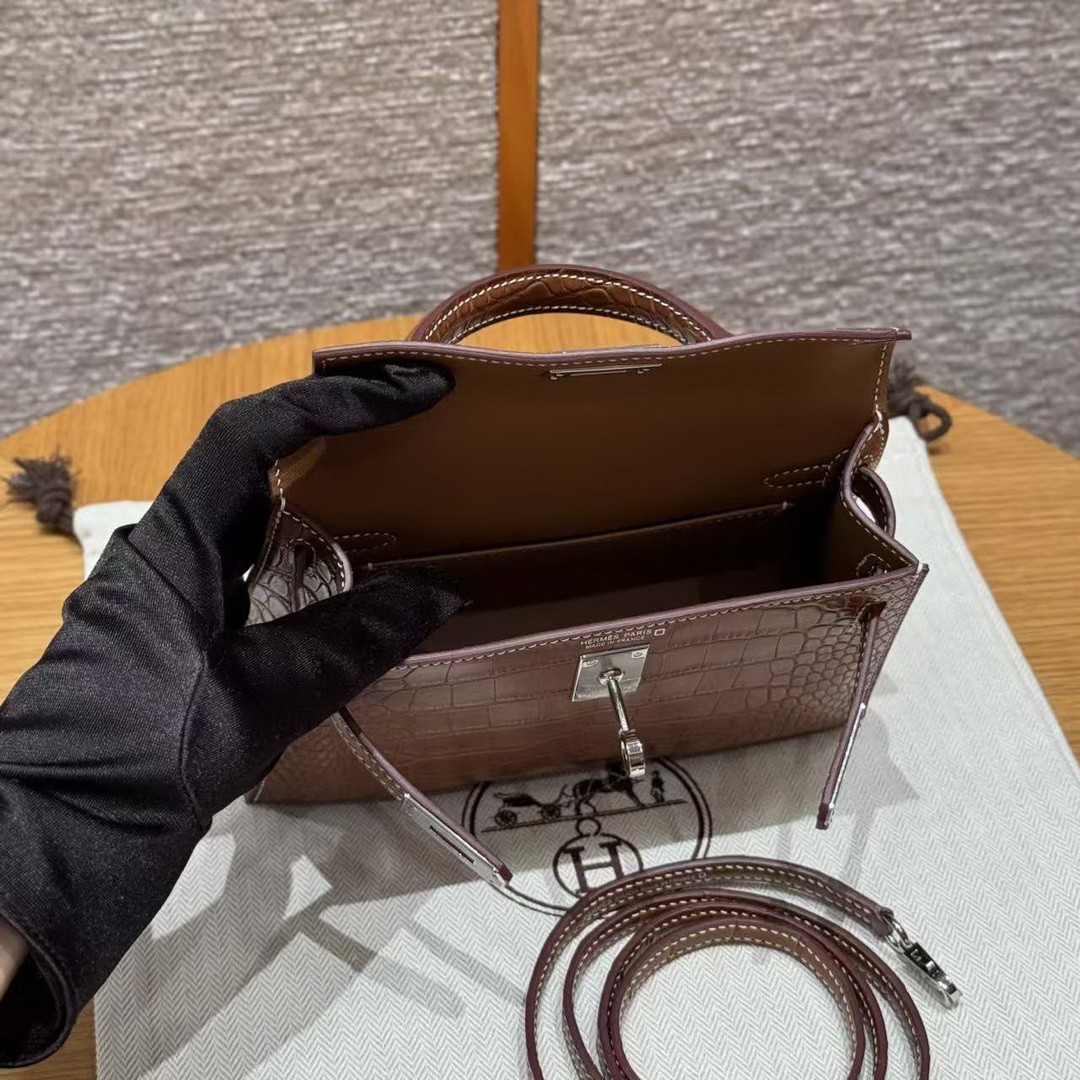Hermes Kelly Mini 2 19CM Bag Handmade In Matte Alligator Leather from Mississippi Silver Hardware 37 Gold - Image 24
