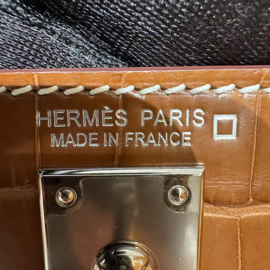 Hermes Kelly Mini 2 19CM Bag Handmade In Matte Alligator Leather from Mississippi Silver Hardware 37 Gold - Image 23