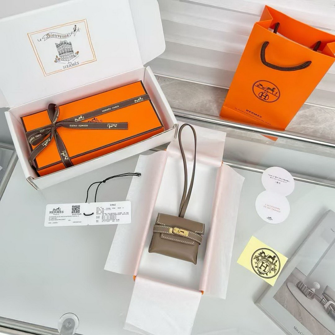 Hermes Kellyfestival Charm Swift Calfskin Gold Hardware Etoupe H084665CC18 - Image 10
