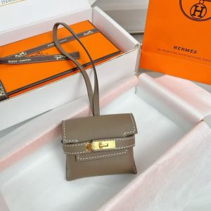 Hermes Kellyfestival Charm Swift Calfskin Gold Hardware Etoupe H084665CC18 - Image 9
