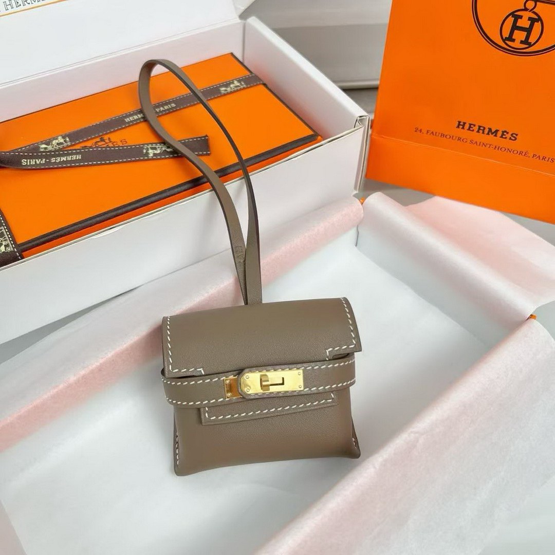 Hermes Kellyfestival Charm Swift Calfskin Gold Hardware Etoupe H084665CC18 - Image 9