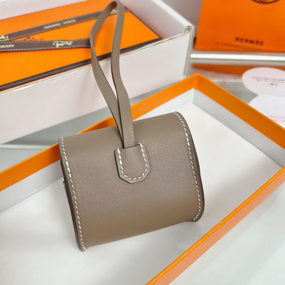 Hermes Kellyfestival Charm Swift Calfskin Gold Hardware Etoupe H084665CC18 - Image 7