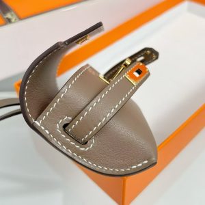 Hermes Kellyfestival Charm Swift Calfskin Gold Hardware Etoupe H084665CC18 - Image 6