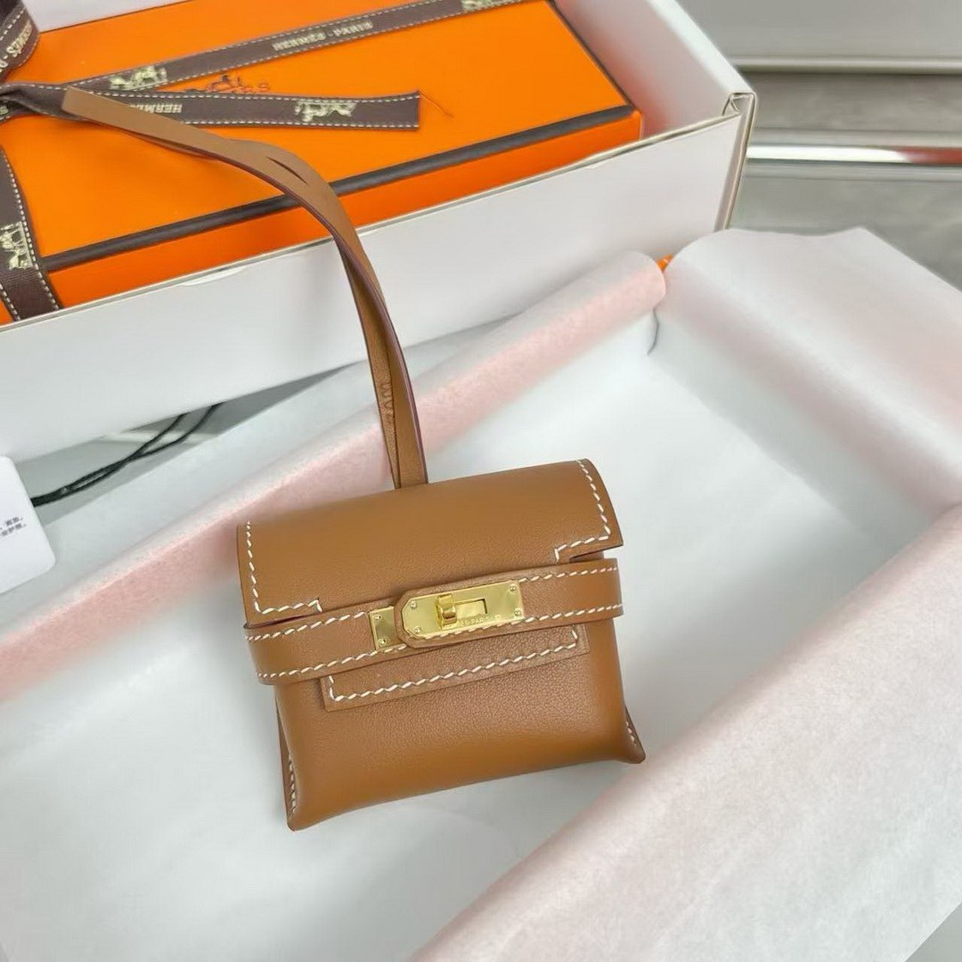 Hermes Kellyfestival Charm Swift Calfskin Gold Hardware Gold H084665CC37 - Image 2