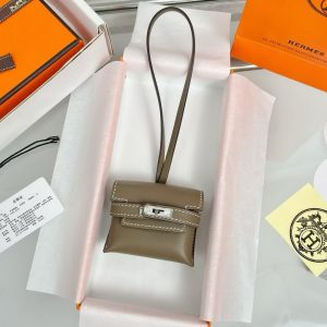 Alternative view of Hermes Kellyfestival Charm Kelly Bag Charm Swift Calfskin Silver Hardware Etoupe H084665CK18