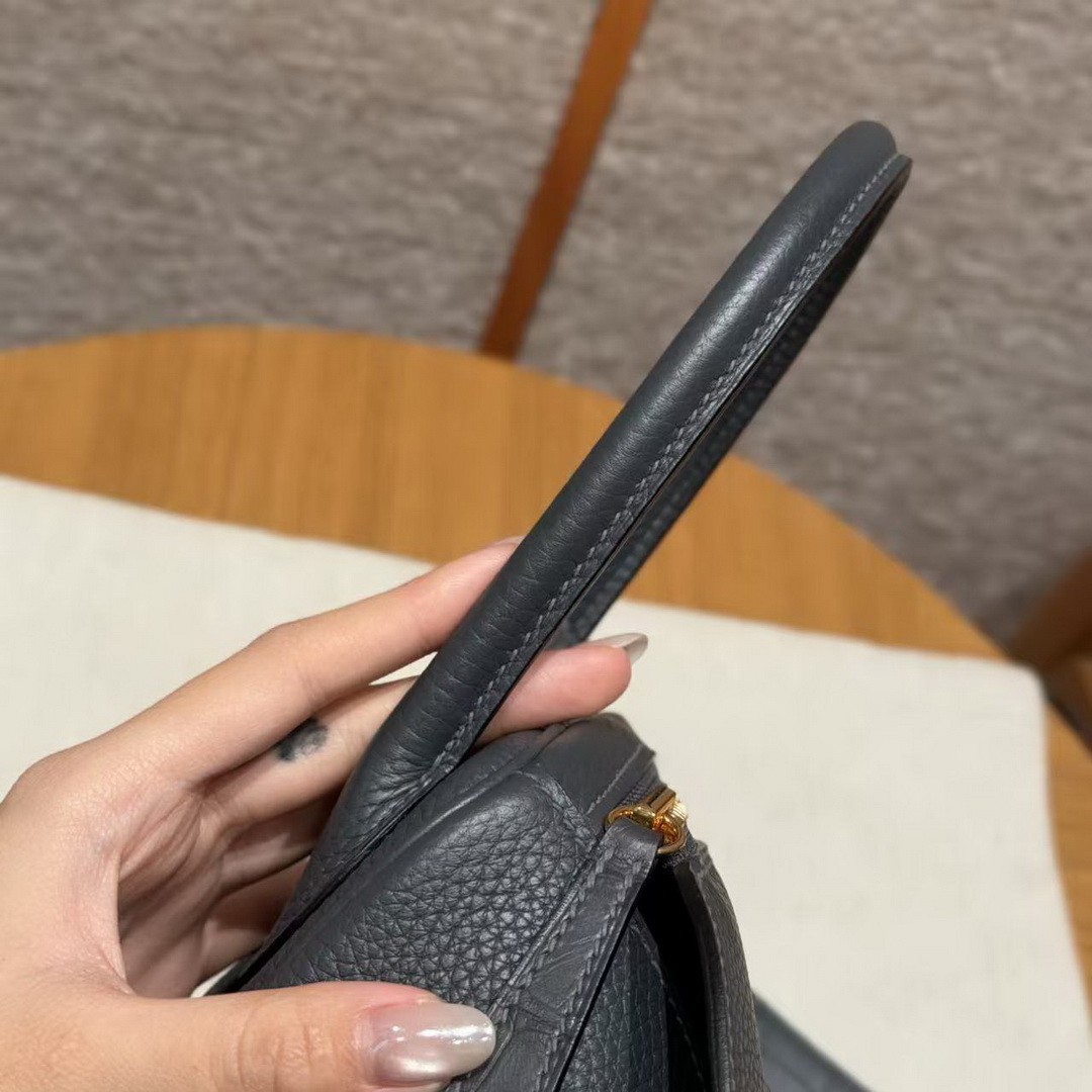 Hermes Lindy 26 CM Bag Handmade In Taurillon Clemence Leather And Matte Alligator Crocodile Gold Hardware 0L Gris Meyer - Image 8