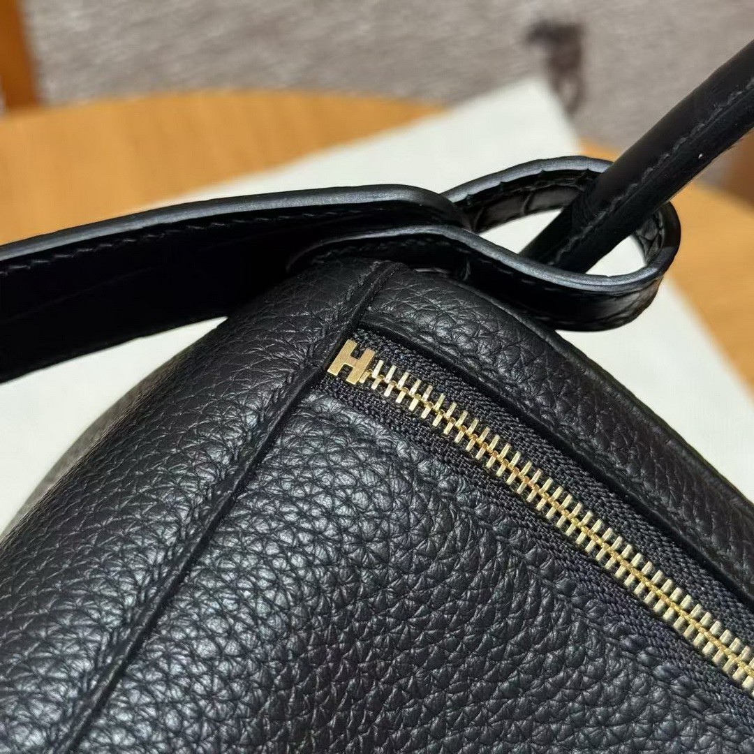 Hermes Lindy 26 CM Bag Handmade In Taurillon Clemence Leather And Matte Alligator Crocodile Gold Hardware 89 Noir - Image 6