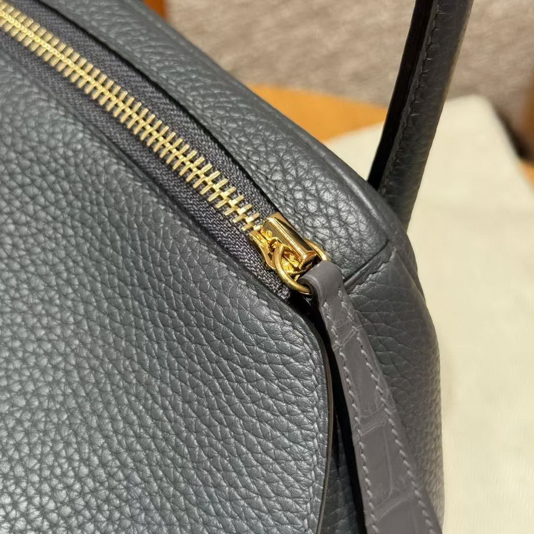 Hermes Lindy 30 CM Bag Handmade In Taurillon Clemence Leather And Matte Alligator Crocodile Gold Hardware 88 Graphite - Image 15