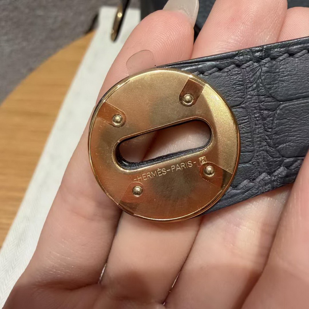 Hermes Lindy 26 CM Bag Handmade In Taurillon Clemence Leather And Matte Alligator Crocodile Gold Hardware 0L Gris Meyer - Image 13