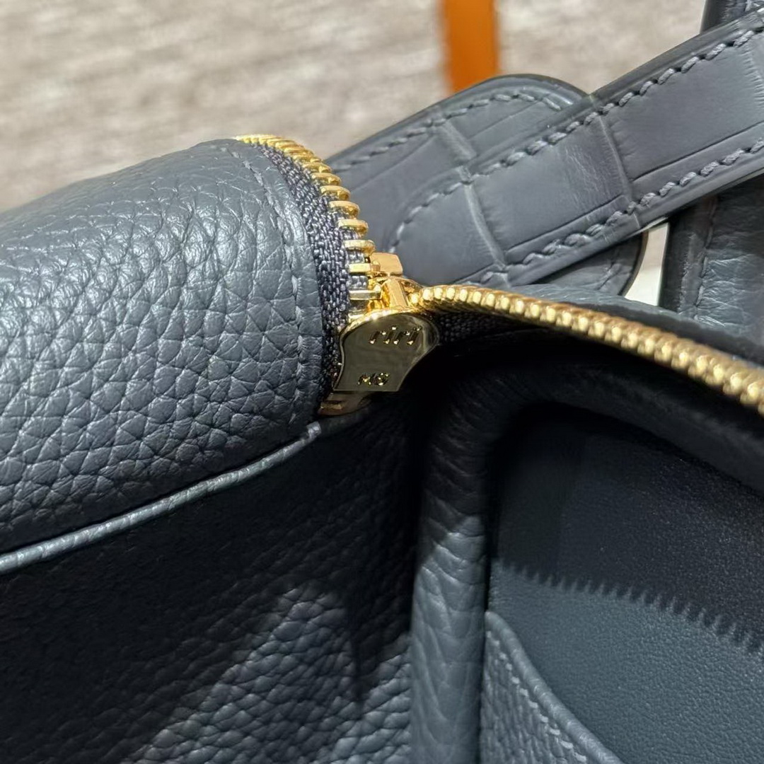 Hermes Lindy 30 CM Bag Handmade In Taurillon Clemence Leather And Matte Alligator Crocodile Gold Hardware 88 Graphite - Image 11
