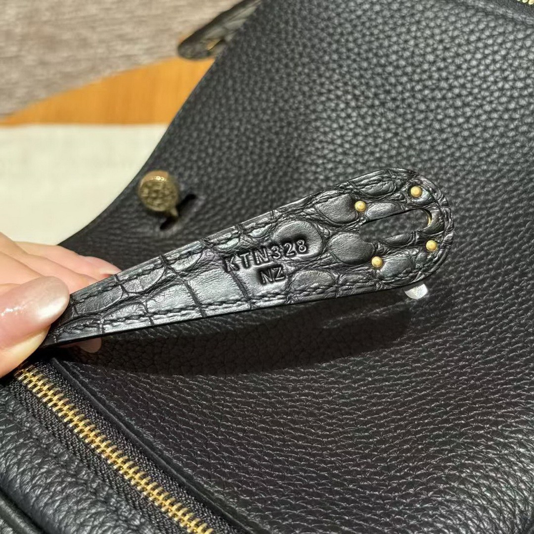 Hermes Lindy 26 CM Bag Handmade In Taurillon Clemence Leather And Matte Alligator Crocodile Gold Hardware 89 Noir - Image 12
