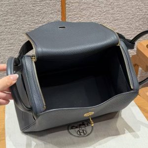 Hermes Lindy 26 CM Bag Handmade In Taurillon Clemence Leather And Matte Alligator Crocodile Gold Hardware 0L Gris Meyer - Image 17