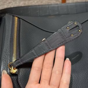 Hermes Lindy 26 CM Bag Handmade In Taurillon Clemence Leather And Matte Alligator Crocodile Gold Hardware 0L Gris Meyer - Image 11