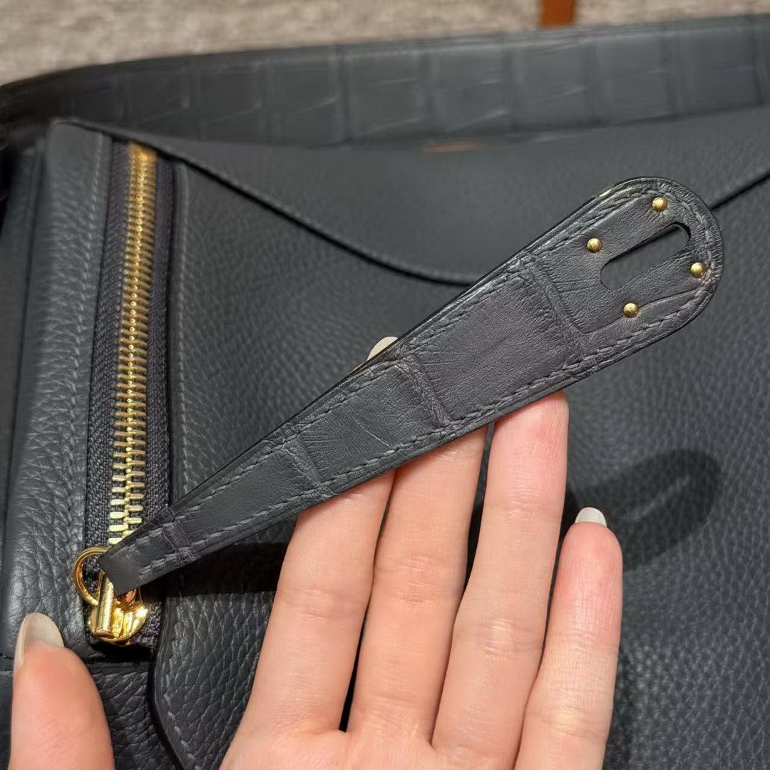 Hermes Lindy 26 CM Bag Handmade In Taurillon Clemence Leather And Matte Alligator Crocodile Gold Hardware 0L Gris Meyer - Image 11