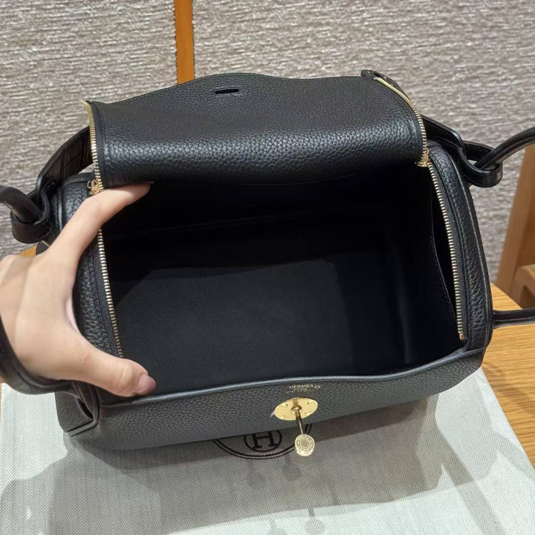 Hermes Lindy 26 CM Bag Handmade In Taurillon Clemence Leather And Matte Alligator Crocodile Gold Hardware 89 Noir - Image 14