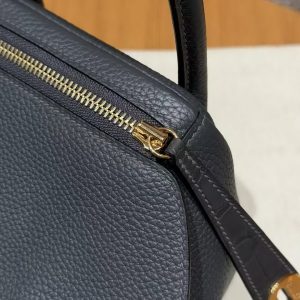 Hermes Lindy 26 CM Bag Handmade In Taurillon Clemence Leather And Matte Alligator Crocodile Gold Hardware 0L Gris Meyer - Image 10