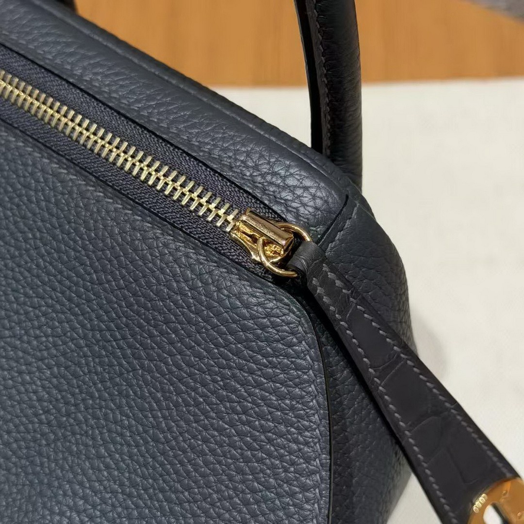 Hermes Lindy 26 CM Bag Handmade In Taurillon Clemence Leather And Matte Alligator Crocodile Gold Hardware 0L Gris Meyer - Image 10