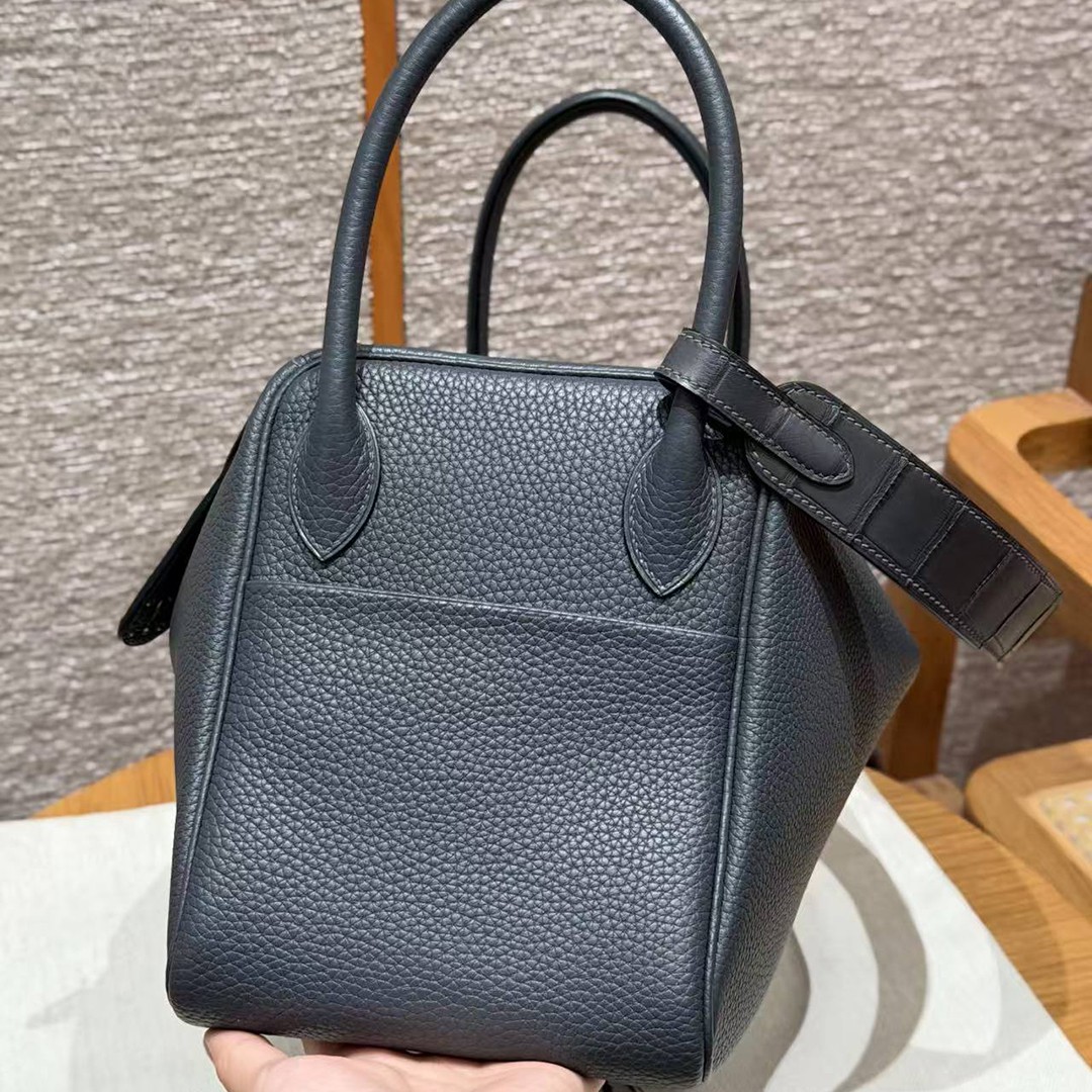 Hermes Lindy 26 CM Bag Handmade In Taurillon Clemence Leather And Matte Alligator Crocodile Gold Hardware 0L Gris Meyer - Image 19