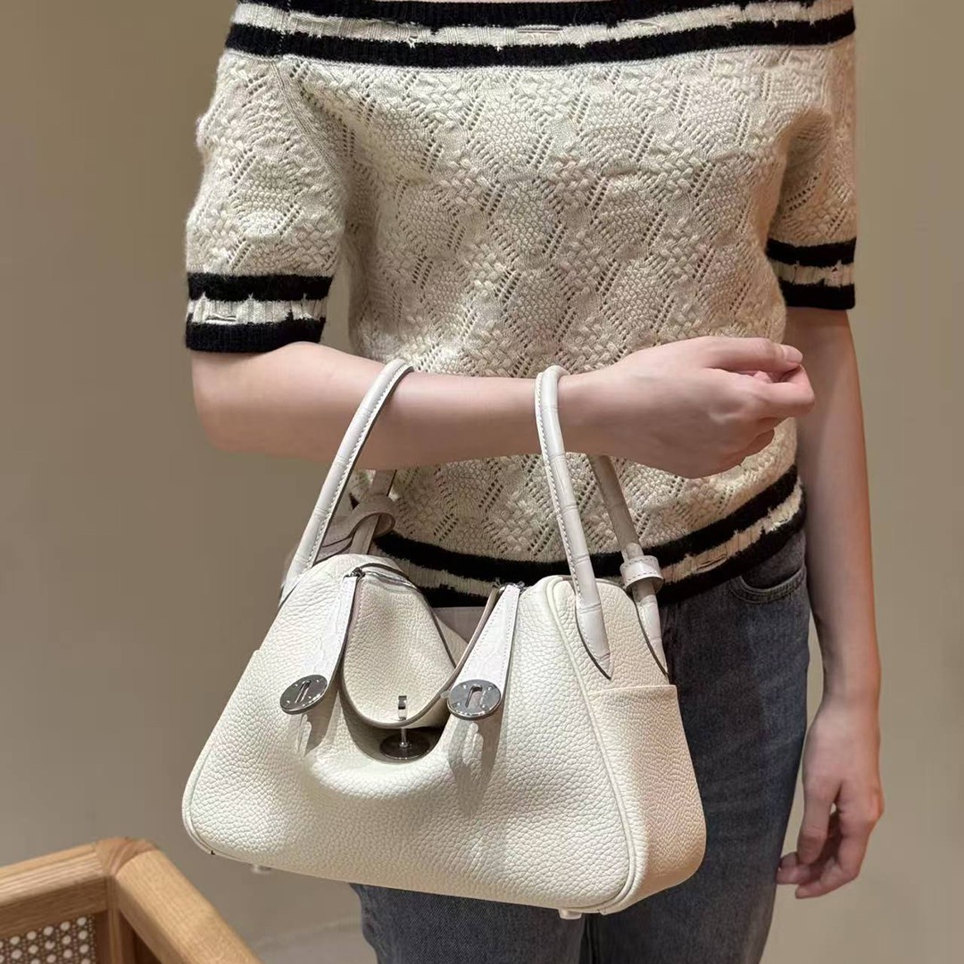 Hermes Lindy 26 CM Bag Handmade In Taurillon Clemence Leather and Matte Alligator Crocodile Silver Hardware 8L Beton - Image 4