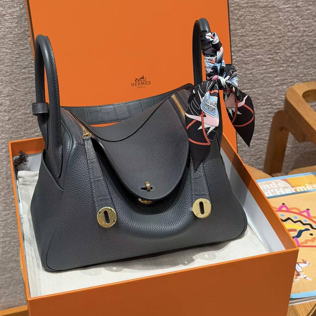 Hermes Lindy 26 CM Bag Handmade In Taurillon Clemence Leather And Matte Alligator Crocodile Gold Hardware 0L Gris Meyer - Image 12