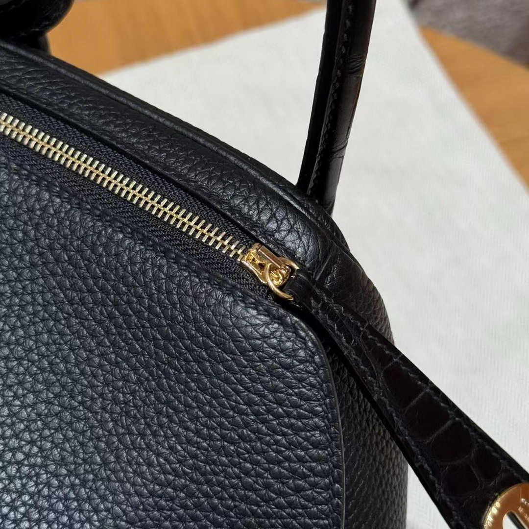 Hermes Lindy 26 CM Bag Handmade In Taurillon Clemence Leather And Matte Alligator Crocodile Gold Hardware 89 Noir - Image 7