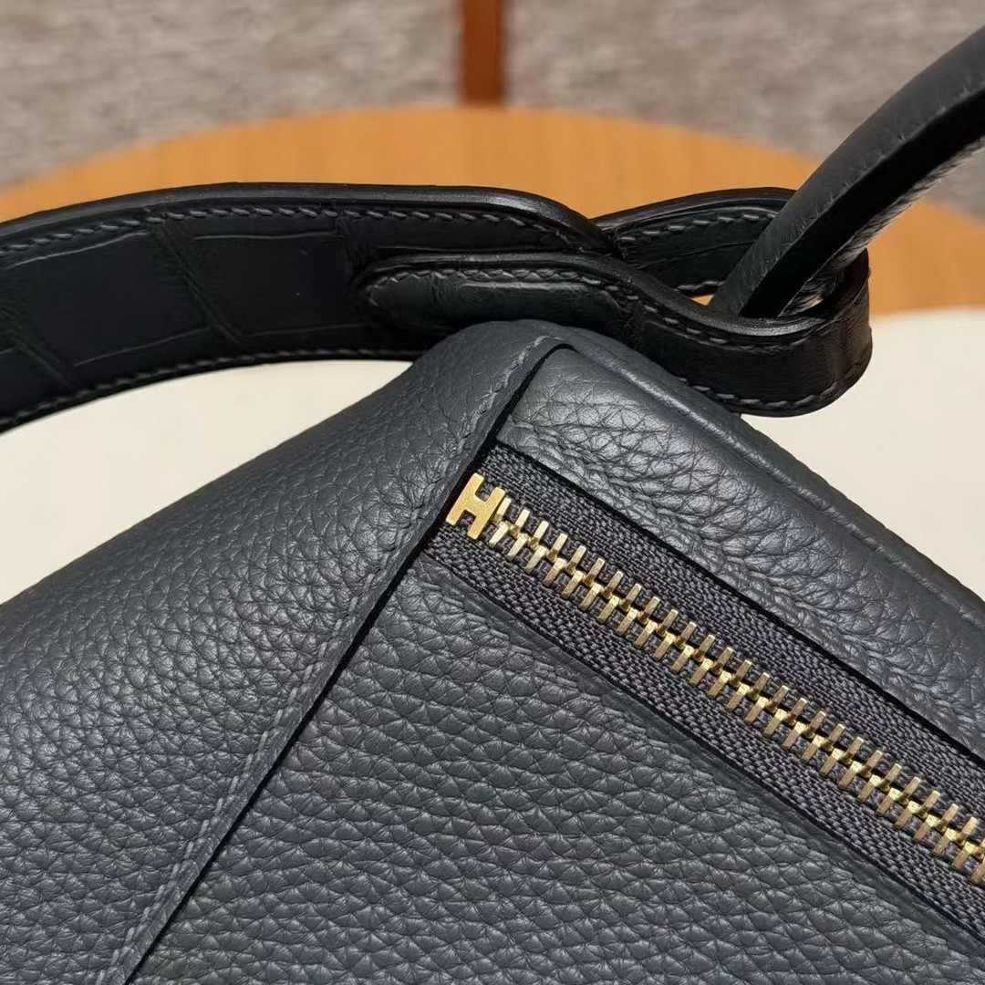Hermes Lindy 26 CM Bag Handmade In Taurillon Clemence Leather And Matte Alligator Crocodile Gold Hardware 0L Gris Meyer - Image 9