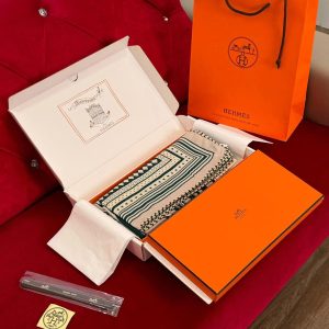 Hermes Les Roues de Phaeton Bandana Shawl 140 70% Cashmere 30% Silk H244170S 06 - Image 4