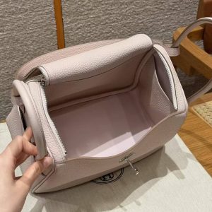 Hermes Lindy 26 CM Bag Handmade In Taurillon Clemence Leather Silver Hardware 09 Mauve Pale - Image 14
