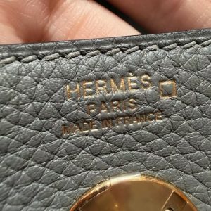 Hermes Lindy 26 CM Bag Handmade In Taurillon Clemence Leather and Alligator Gold Hardware 0L Gris Meyer - Image 16