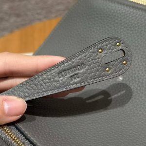 Hermes Lindy 26 CM Bag Handmade In Taurillon Clemence Leather and Alligator Gold Hardware 0L Gris Meyer - Image 14