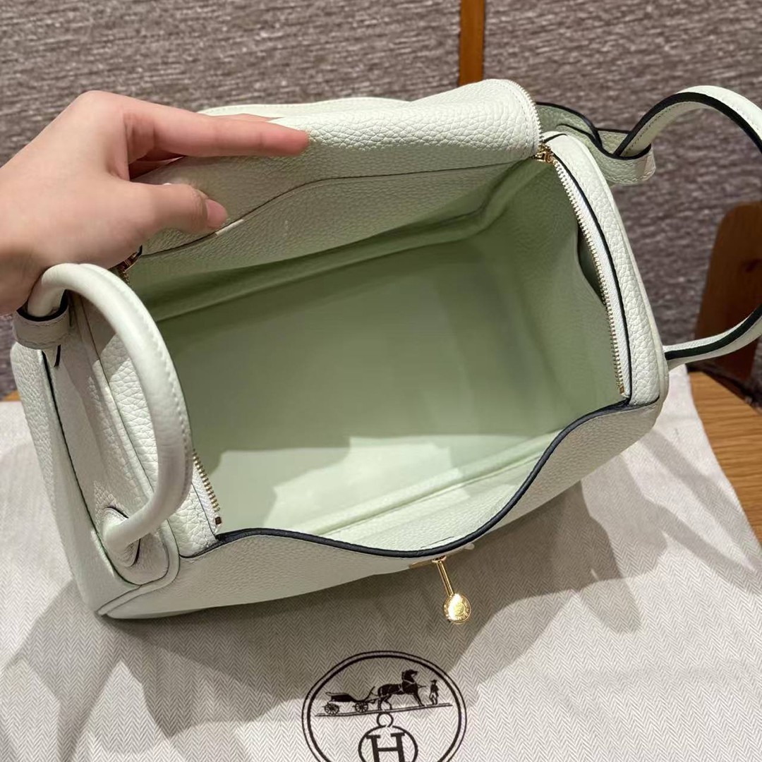Hermes Lindy 26 CM Bag Handmade In Taurillon Clemence Leather Gold Hardware 0S Vert Fizz - Image 19