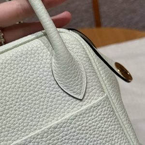 Hermes Lindy 26 CM Bag Handmade In Taurillon Clemence Leather Gold Hardware 0S Vert Fizz - Image 12