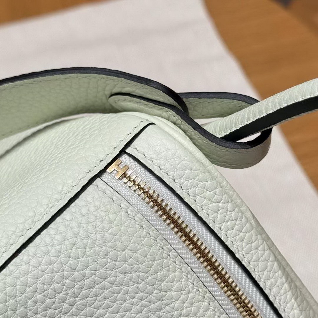 Hermes Lindy 26 CM Bag Handmade In Taurillon Clemence Leather Gold Hardware 0S Vert Fizz - Image 8